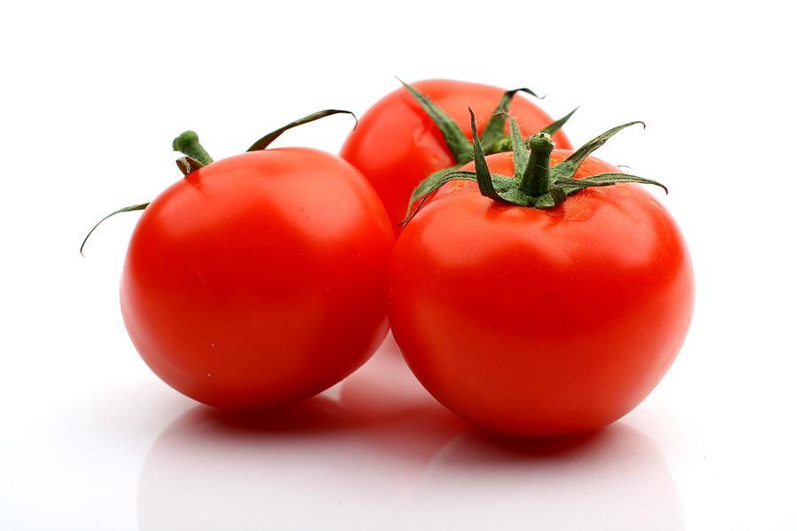 Inilah Ajaibnya Manfaat Tomat untuk Wajah & Kulit yang Wajib Anda Tahu