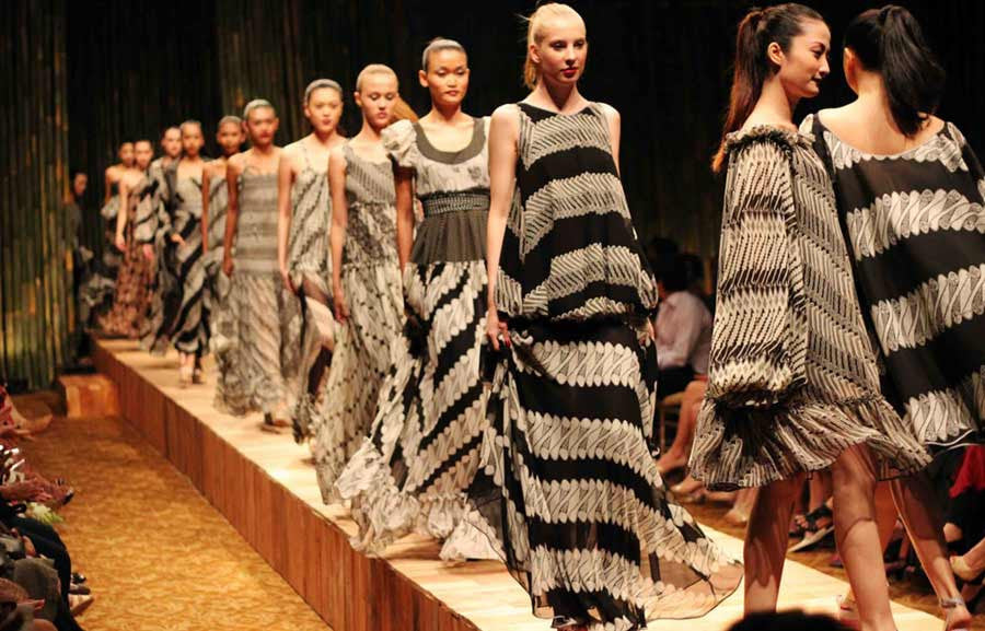 13 Model Baju & Dress Batik Menakjubkan dari Edward Hutabarat | Batik Indonesia